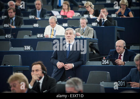 Straßburg, Bxl, Frankreich. 1. Juli 2014. MEP Antonio Tajani (C) während einer Plenarsitzung am Sitz der Europäischen Parlament in Straßburg, Frankreich auf 01.07.2014 treffen das Europäische Parlament für die erste Plenartagung seit den Wahlen zum Europäischen Parlament. von Wiktor Dabkowski Credit: Wiktor Dabkowski/ZUMAPRESS.com/Alamy Live-Nachrichten Stockfoto