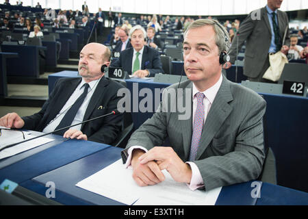 Straßburg, Bxl, Frankreich. 1. Juli 2014. Umstrittene britischer Abgeordneter des Europäischen Parlaments, Vorsitzender der UK Independence Party (UKIP) Nigel Farage (R) und MEP Ryszard Legutko während einer Plenarsitzung am Sitz der Europäischen Parlament in Straßburg, Frankreich auf 01.07.2014 treffen das Europäische Parlament für die erste Plenartagung seit den Wahlen zum Europäischen Parlament. von Wiktor Dabkowski Credit: Wiktor Dabkowski/ZUMAPRESS.com/Alamy Live-Nachrichten Stockfoto