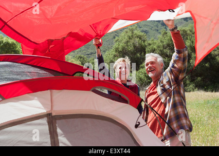Älteres kaukasischen paar pitching Zelt im Feld Stockfoto