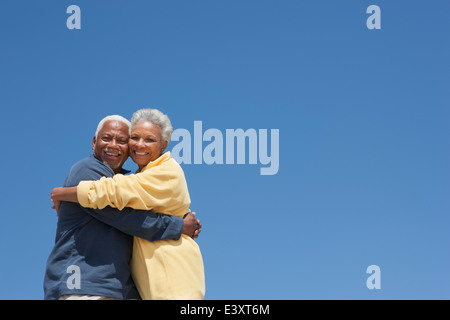 Gemischte Rassen älteres paar umarmt im freien Stockfoto