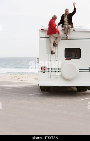 Älteres paar Mischlinge sitzen auf RV Stockfoto