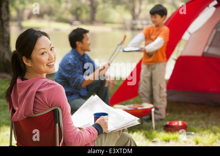 Asiatischen Familie entspannend auf Campingplatz Stockfoto