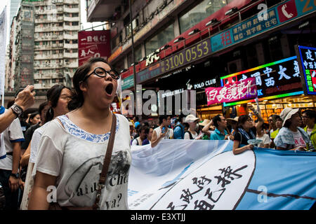 Hong Kong, China. 1. Juli 2014. Tausende von Menschen versammeln sich während der März der Demokratie in den Straßen von Hong Kong am 1. Juli 2014 in Hong Kong, China. Besetzen Central Organisation genannt, um in den Straßen nach der Feier des Referendums nicht legal zu Demokratie in Hongkong beantragen zu demonstrieren. Bildnachweis: Xaume Olleros/Alamy Live-Nachrichten Stockfoto