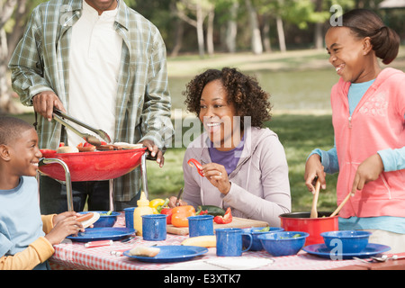 Familie beim Picknick zusammen kochen Stockfoto