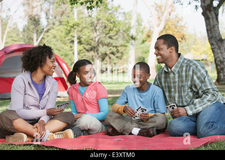 Familie Spielkarten auf Campingplatz Stockfoto