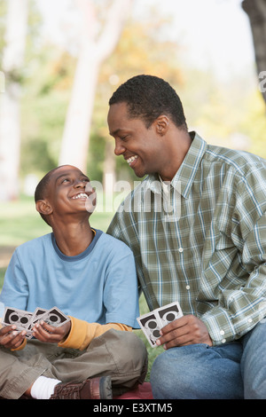 Vater und Sohn Spielkarten auf Campingplatz Stockfoto