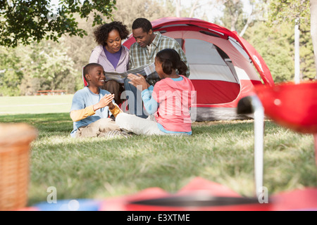 Familie entspannende zusammen auf Campingplatz Stockfoto