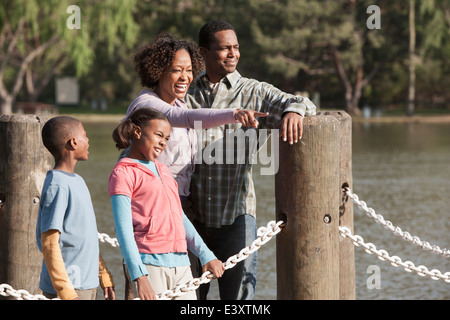 Familie mit Blick auf ländliche See am dock Stockfoto