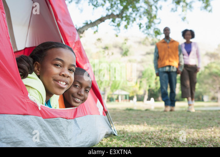 Kinder spähte aus Zelt am Campingplatz Stockfoto