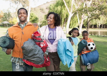 Familie mit Campingausrüstung im park Stockfoto