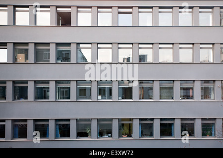 Fassade des grauen Bürogebäude mit Raws von windows Stockfoto