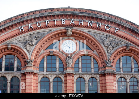 große Deutsche Bahn Bahnhof Fassade Closeup, Bremen, Deutschland Stockfoto