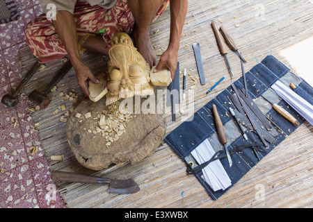 Handwerker, die Gestaltung der Holzteil im studio Stockfoto