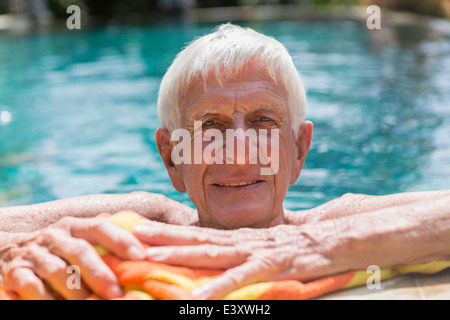 Senior kaukasischen Mann Entspannung im Schwimmbad Stockfoto