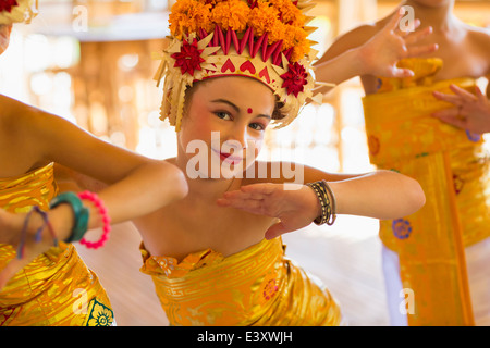 Kaukasische Mädchen tanzen in der traditionellen balinesischen Kleidung Stockfoto