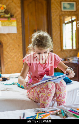 Kaukasische Mädchen im Schlafzimmer Färbung Stockfoto