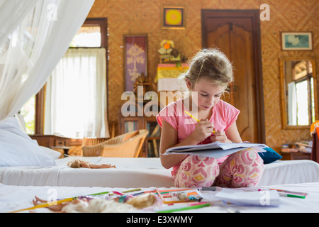 Kaukasische Mädchen im Schlafzimmer Färbung Stockfoto