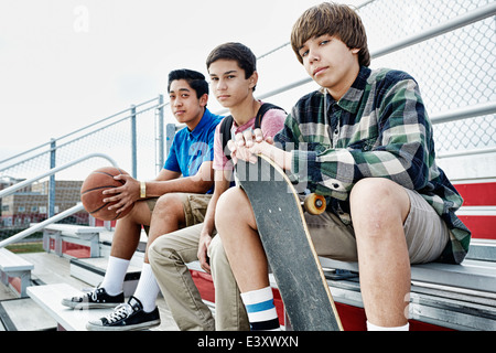 Jungs im Teenageralter auf der Tribüne sitzen Stockfoto