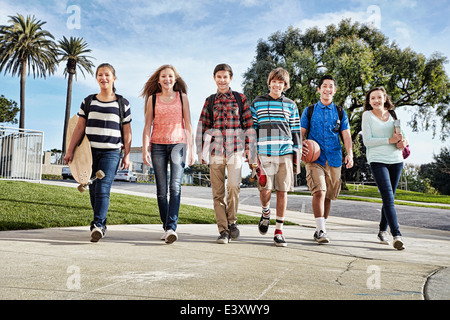 Jugendliche, die zu Fuß zur Schule Stockfoto