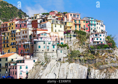 Manorola ist eine der fünf berühmten bunten Dörfern der Cinque Terre in Italien. Stockfoto