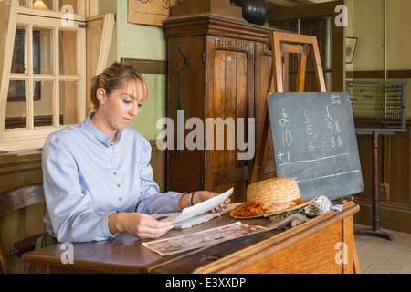 Lehrerin im Klassenzimmer im Beamish lebendigen Freilichtmuseum Stockfoto