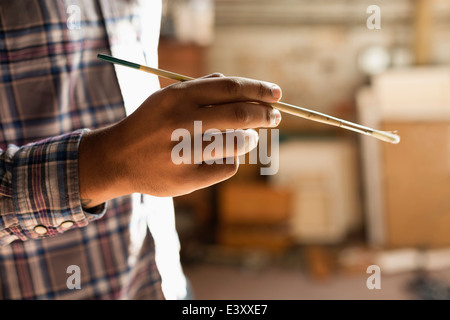 Gemischte Rassen Künstler Malerei im studio Stockfoto