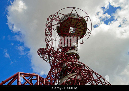 Blick von der ArcelorMittal Orbit auf der Queen Elizabeth Olympic Park, Stratford, London, England, Vereinigtes Königreich Stockfoto