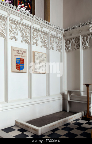 Str. Marys Kirche, Grab von Mary Tudor, Königin von Frankreich, Bury St Edmunds, Suffolk, UK-England Stockfoto