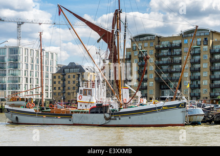 Thames Schiff festgemacht an der Themse Stockfoto