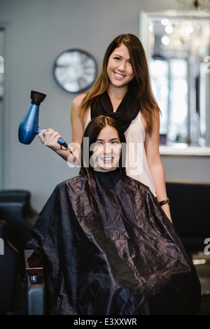 Stylist Föhnen Kundenhaar im salon Stockfoto