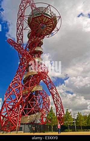 Blick von der ArcelorMittal Orbit auf der Queen Elizabeth Olympic Park, Stratford, London, England, Vereinigtes Königreich Stockfoto