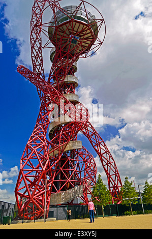 Blick von der ArcelorMittal Orbit auf der Queen Elizabeth Olympic Park, Stratford, London, England, Vereinigtes Königreich Stockfoto