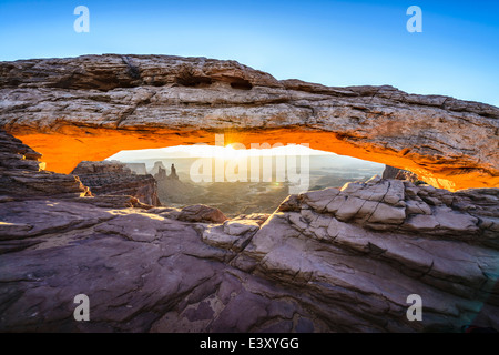 Sonnenaufgang über Mesa arch, Canyonlands, Utah, Vereinigte Staaten von Amerika Stockfoto