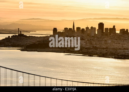 Silhouette von San Francisco Stadt Skyline bei Sonnenuntergang, San Francisco, California, Vereinigte Staaten von Amerika Stockfoto