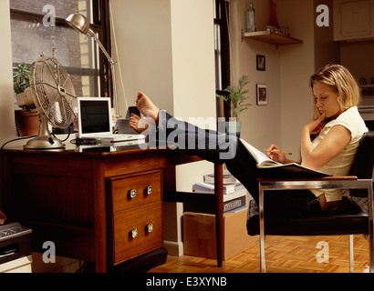Eine Frau in ihrem home-Office arbeiten Stockfoto