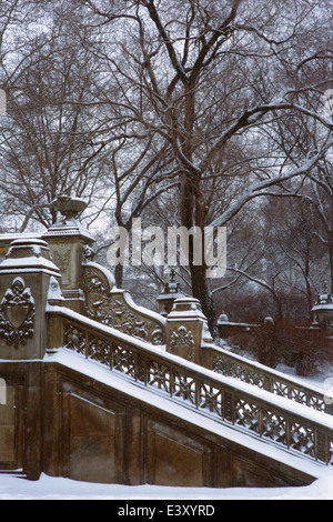 Die schneebedeckte Treppe führt hinunter Bethesda Brunnen im Central Park New York City. Stockfoto