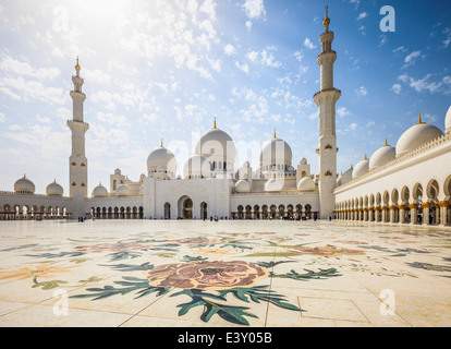 Verzierten Bögen der Scheich-Zayid-Moschee, Abu Dhabi, Vereinigte Arabische Emirate Stockfoto