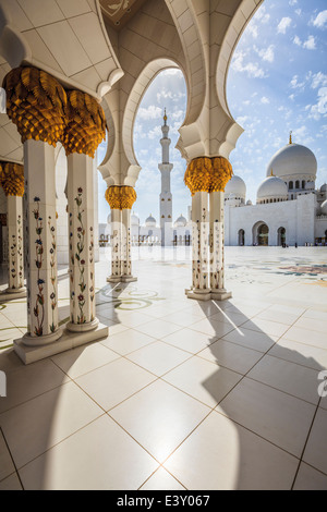 Reich verzierten Säulen der Scheich-Zayid-Moschee, Abu Dhabi, Vereinigte Arabische Emirate Stockfoto