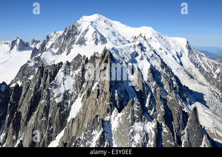 LUFTAUFNAHME. Aiguilles de Chamonix, Aiguille du Midi und Mont-Blanc. Chamonix Mont-Blanc, Haute-Savoie, Auvergne-Rhône-Alpes, Frankreich. Stockfoto