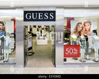 Denver, USA - 25. Juni 2014: Detail der guess Stores in Denver. Schätze, amerikanische gehobene Kleidung Linie Marke gegründet in 1981 und haben mehr als 480 Shops weltweit. Stockfoto