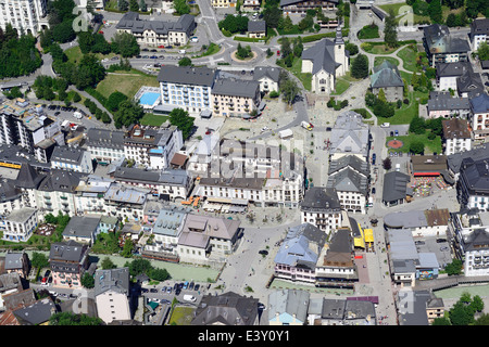 LUFTAUFNAHME. Stadtzentrum von Chamonix mit dem Fluss Arve. Haute Savoie, Auvergne-Rhône-Alpes, Frankreich. Stockfoto