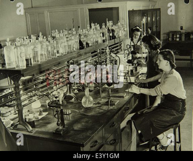 Dieses Foto zeigt das Convair/General Dynamics-Werk und zeigt das Personal, das in den 1950er und 1960er Jahren an der Flugzeugfertigung beteiligt war Das Bild zeigt den Umfang des Betriebs und die Belegschaft eines der größten Hersteller der Luft- und Raumfahrt. Stockfoto