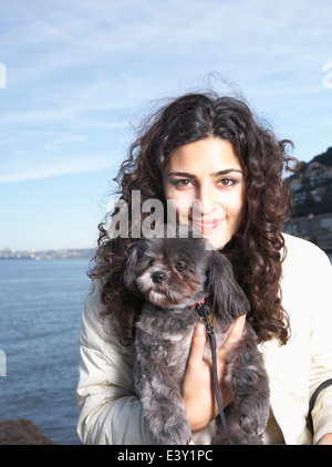 Orientalische Frau mit Hund im freien Stockfoto
