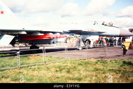 Dieses Bild zeigt die Sukhoi Su-27 Flanker, ein sowjetisch gebautes Kampfflugzeug, das Einblicke in die sowjetische Luftfahrttechnik und die militärischen Fähigkeiten während des Kalten Krieges bietet. Stockfoto