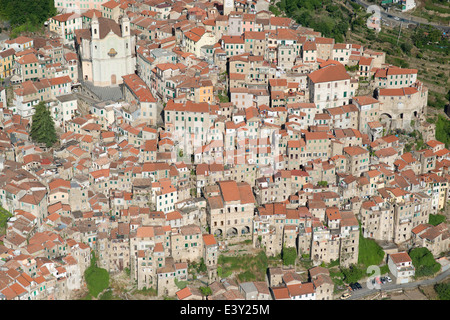 LUFTAUFNAHME. Mittelalterliches Dorf. Ceriana, Provinz Imperia, Ligurien, Italien. Stockfoto