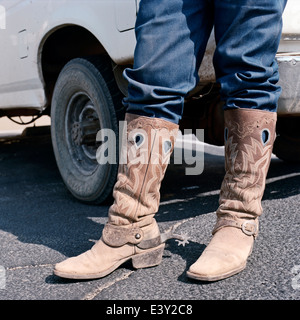 Nahaufnahme des Mannes in Cowboy-Stiefeln mit Sporen Stockfoto