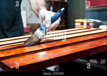 Holzplatten Lackieren Stockfoto