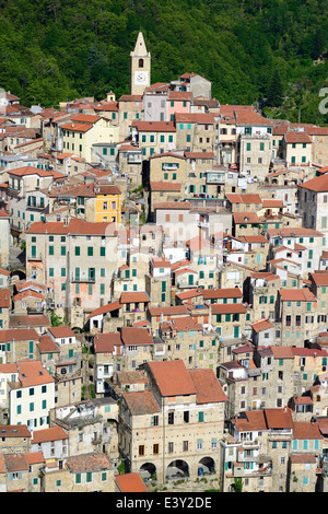 LUFTAUFNAHME. Mittelalterliches Dorf. Ceriana, Provinz Imperia, Ligurien, Italien. Stockfoto