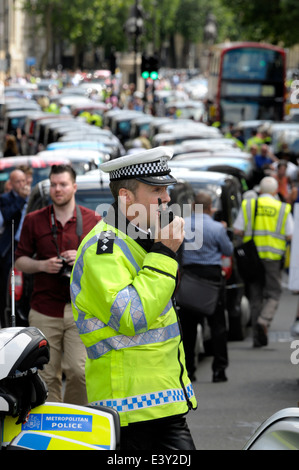 London, England, Vereinigtes Königreich. Metropolitan Polizisten im Dienst bei einem Taxifahrer Protest im Zentrum von London, 11. Juni 2014 Stockfoto