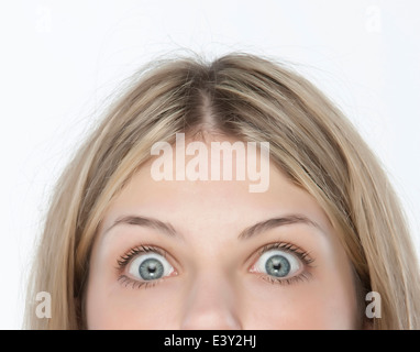 Nahaufnahme eines Weibes Augen weit offen Stockfoto